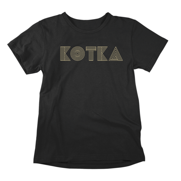 Huhuista huolimatta, Kotka on ihan OK kaupunki. Musta Kotka-aiheinen miesten T-paita painatuksella, teemana asenne ja huumori. Pehmeä kampapuuvilla tuo mukavuutta arkeen. Sopii myös naisille, eli ns. Unisex paita.