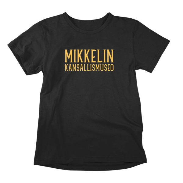 Kansallinen Mikkeli. Musta Mikkeli-aiheinen miesten T-paita painatuksella, teemana asenne ja huumori. Pehmeä kampapuuvilla tuo mukavuutta arkeen. Sopii myös naisille, eli ns. Unisex paita.