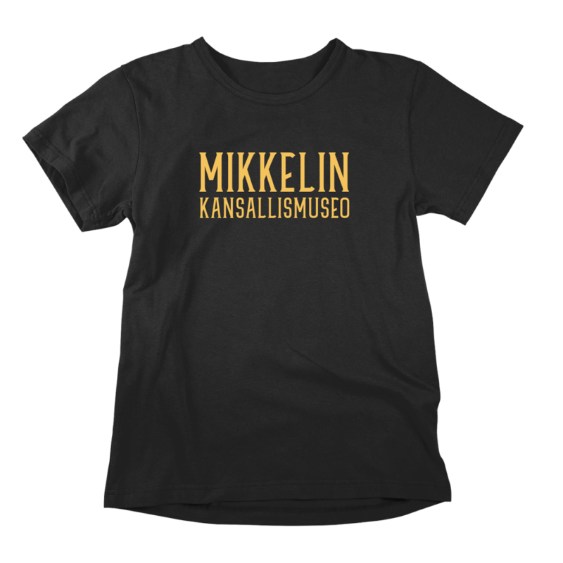 Kansallinen Mikkeli. Musta Mikkeli-aiheinen miesten T-paita painatuksella, teemana asenne ja huumori. Pehmeä kampapuuvilla tuo mukavuutta arkeen. Sopii myös naisille, eli ns. Unisex paita.