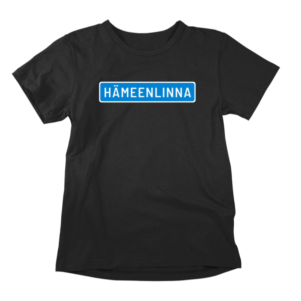 Kaikki tiet vievät Hämeenlinnaan. Musta Hämeenlinna-aiheinen miesten T-paita painatuksella, teemana asenne ja huumori. Pehmeä kampapuuvilla tuo mukavuutta arkeen. Sopii myös naisille, eli ns. Unisex paita.