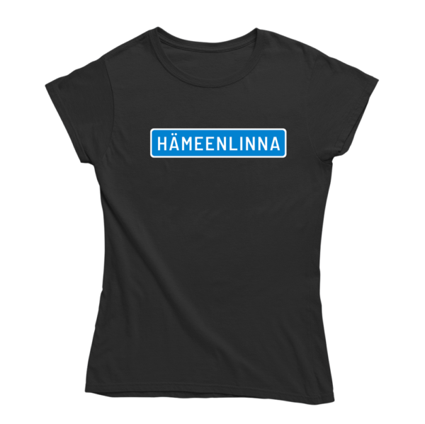 Kaikki tiet vievät Hämeenlinnaan. Musta Hämeenlinna-aiheinen naisten T-paita, pehmeä ja laadukas puuvilla. Huumoripaita jossa yhdistyy vastuullisuus ja kestävä kehitys.