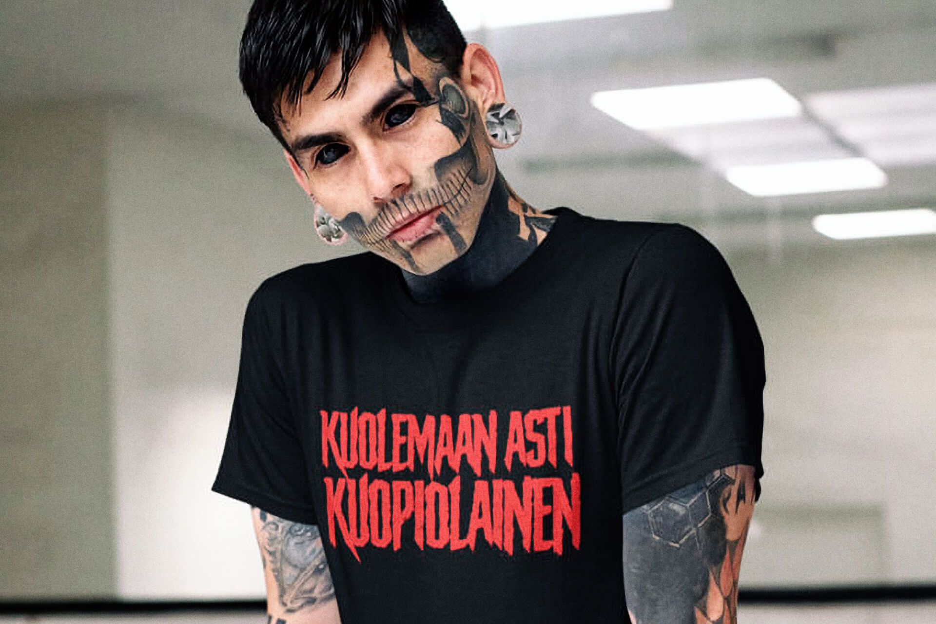 Miehellä kuvassa päällään hauska musta Kuopio paita Saunazilla-verkkokaupasta, paidan aiheena 