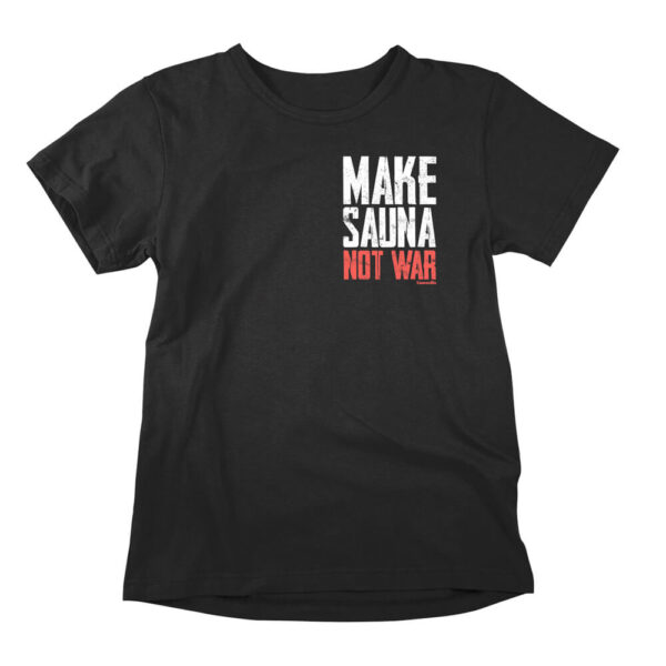 Saunazillan Sauna-aiheinen paita painatuksella. Painatuksen viesti on Make Sauna, Not War. Musta miesten Sauna T-paita Saunazilla-verkkokaupasta. Paidat ovat laadukas ja ympäristöystävällinen tuotanto, eettinen ja kestävä kehitys on otettu huomioon läpi prosessin. Saunazilla nettikauppa takaa, että tuotteella on ilmainen toimitus Suomessa.