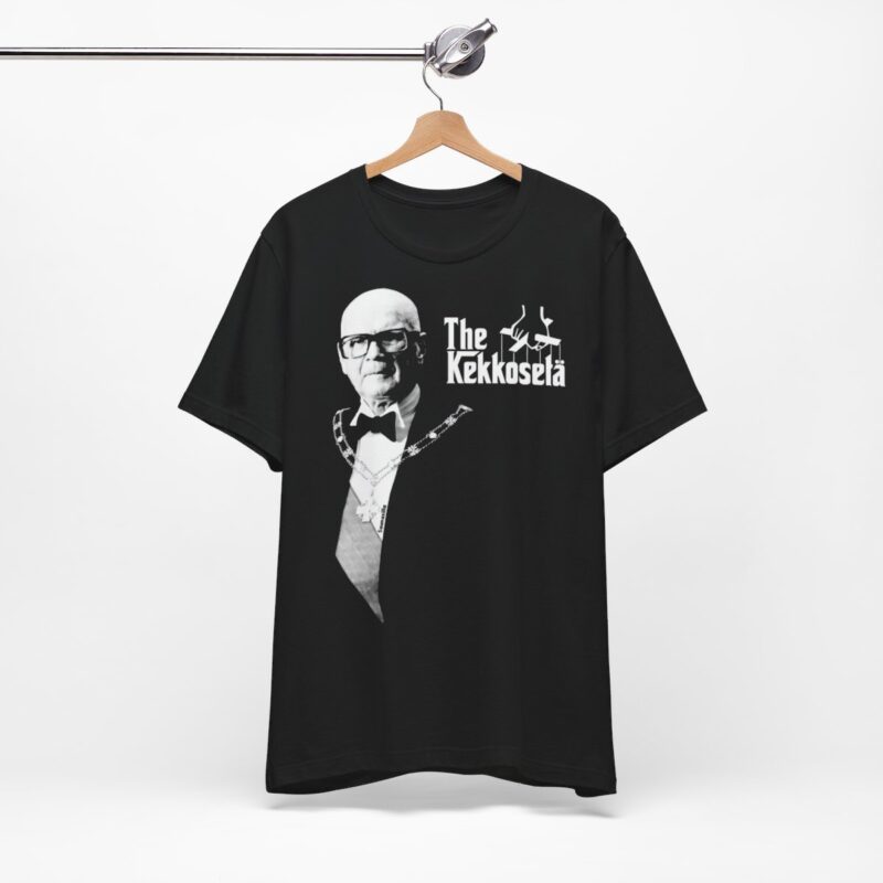 Kekkonen T-paita roikkumassa telineestä. Kekkonen paita tässä The Godfather elokuva teemalla. Design inspiraationa Marlon Brando elokuva klassikko. Kekkonen paita yhdistyy hienosti elokuvahistoria klassikko. The Godfather eli ns. Kekkosetä suomalaisittain. Hauska retro T-paita ja tyylikäs Kekkonen paita.