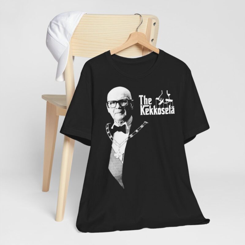 Kekkonen T-paita The Godfather elokuva teemalla, roikkumassa henkarista. Designin inspiraationa toimi Marlon Brando tähdittämää klassikko elokuva. Kekkonen paita yhdistyy hienosti elokuvahistorian klassikkoon. The Godfather on nyt Kekkosetä suomalaisittain. Hauska retro paita ja tyylikäs Kekkonen paita.