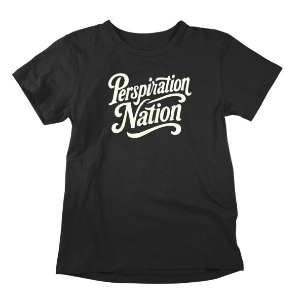 Hauska retro-tyylinen t-paita tyylikkäällä tekstipainatuksella Perspiration Nation. Sauna-aiheinen huumoripaita joka on samalla trendikäs.