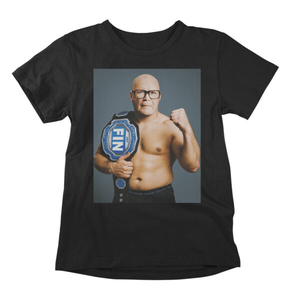 Hauska MMA Kekkonen paita antaa Suomen ikonisimmasta presidentistä uudenlaisen kuvan pysäyttämättömänä MMA-ottelijana. Urho Kekkonen, vyötärölle riisuttuna, hanskat kädessä ja voitto silmissä… valmiina kohtaamaan maailman suomityylillä ja teräksellä.