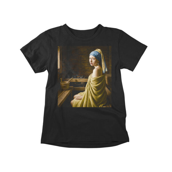Vermeer-taideparodia saunapaitana. Tyttö ja helmikorvakoru vaihtoi lauteille. Hauska lahja taiteen ja kunnon löylyjen ystävälle.